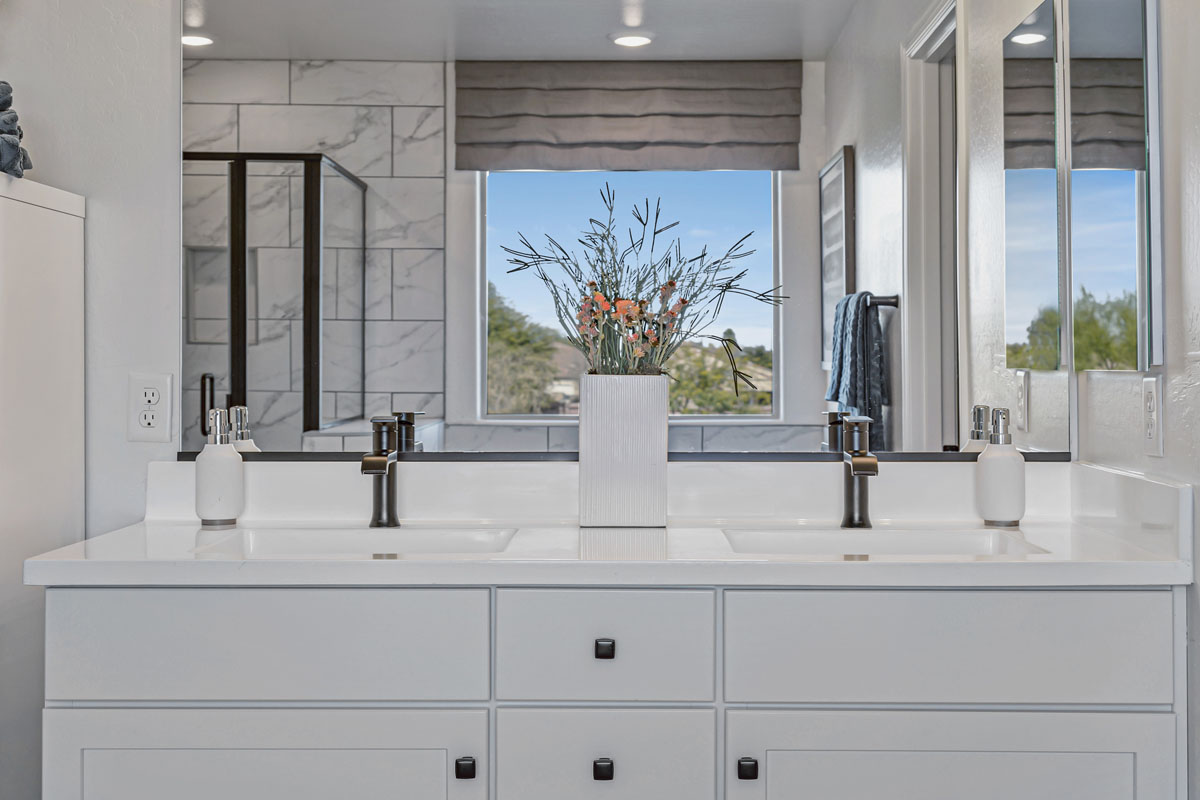 Extended dual-sink vanity at primary bath