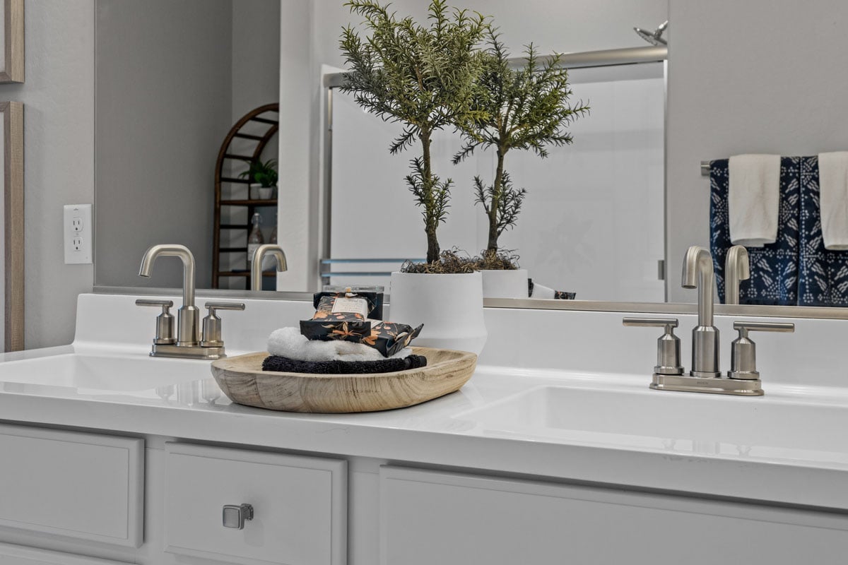 Dual-sink vanity at primary bath