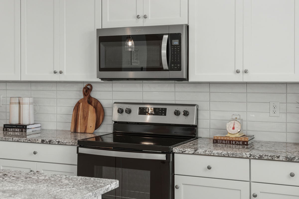 Subway tile backsplash in stacked horizontal pattern