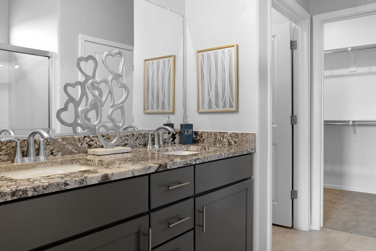 Dual-sink vanity at primary bath