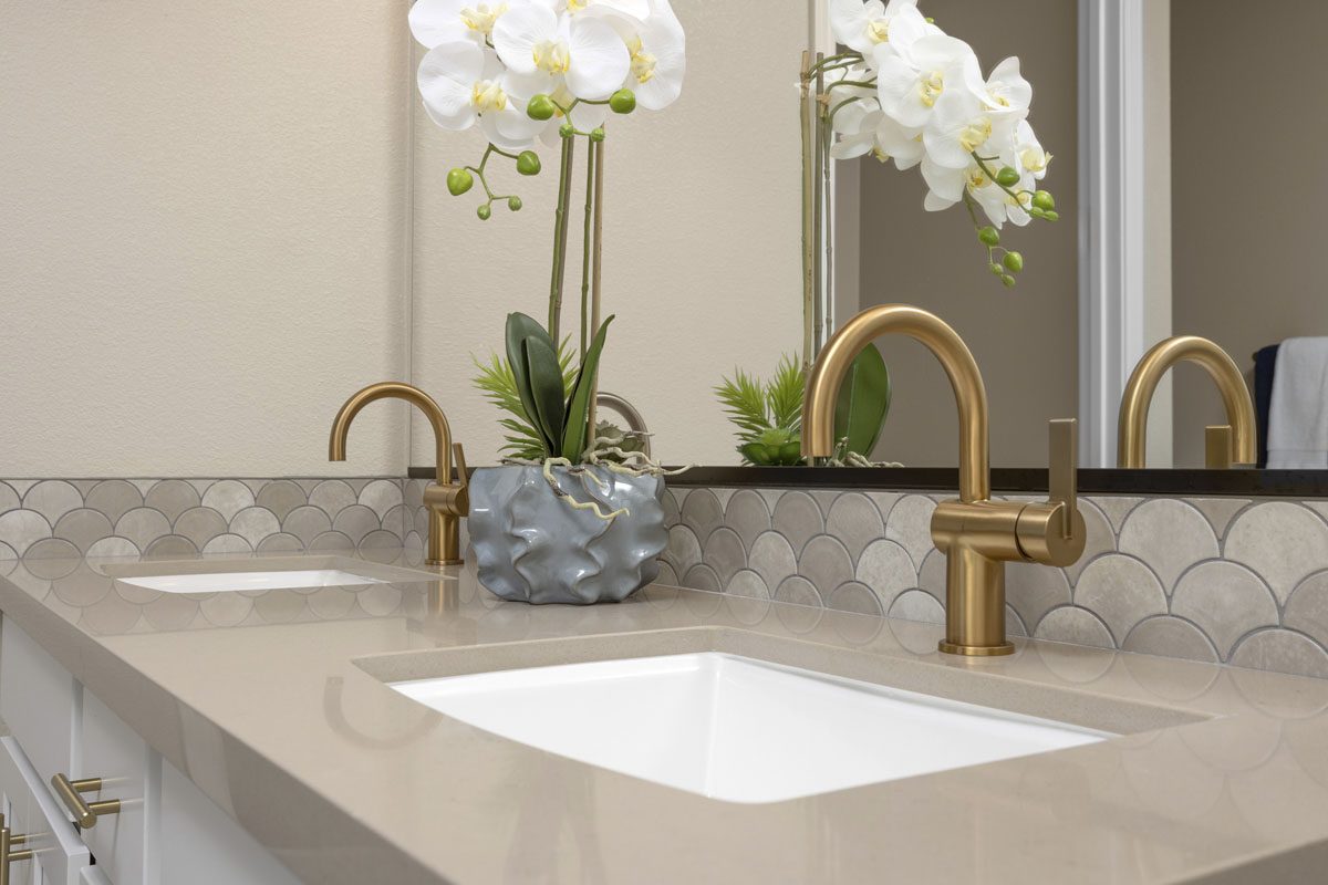 Dual-sink vanity at primary bath