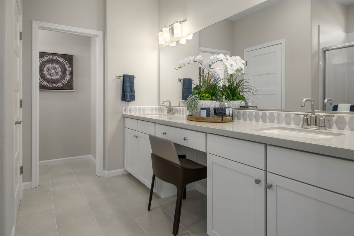 Dual-sink vanity with knee space at primary bath