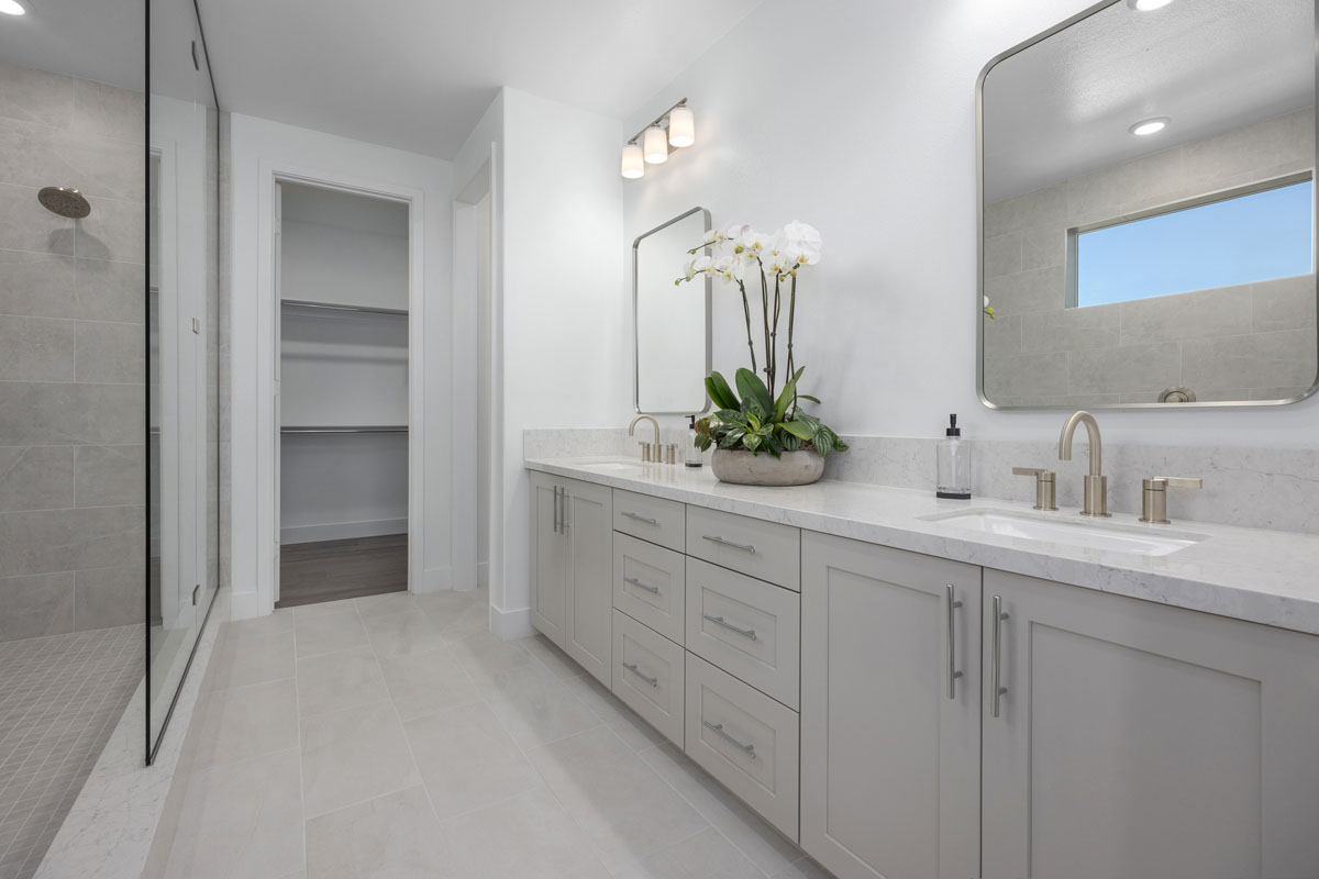 Dual-sink vanity at primary bath