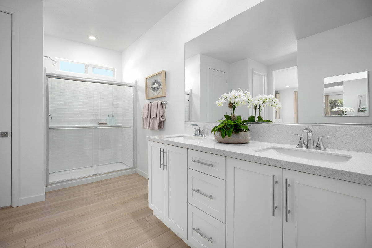 Dual-sink vanity at primary bath