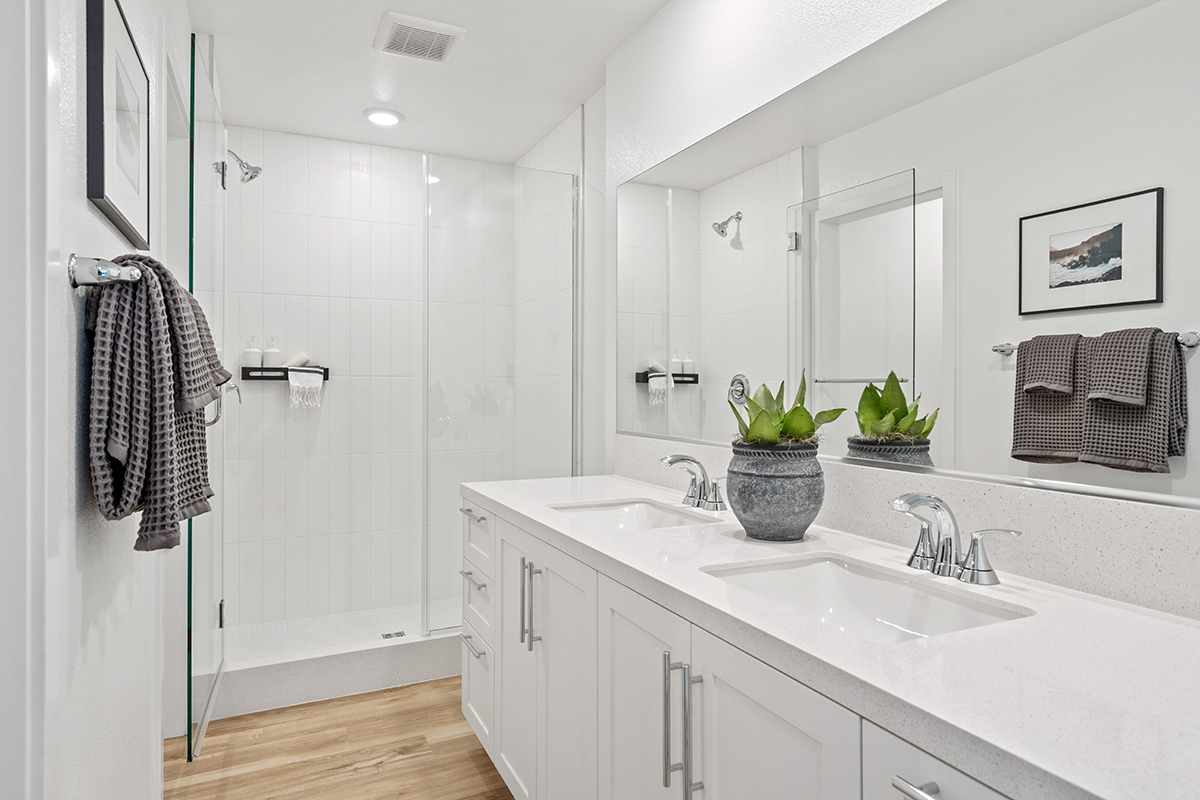 Dual-sink vanity at primary bath