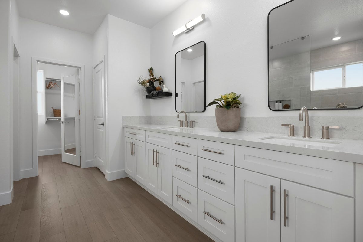 Dual-sink vanity at primary bath