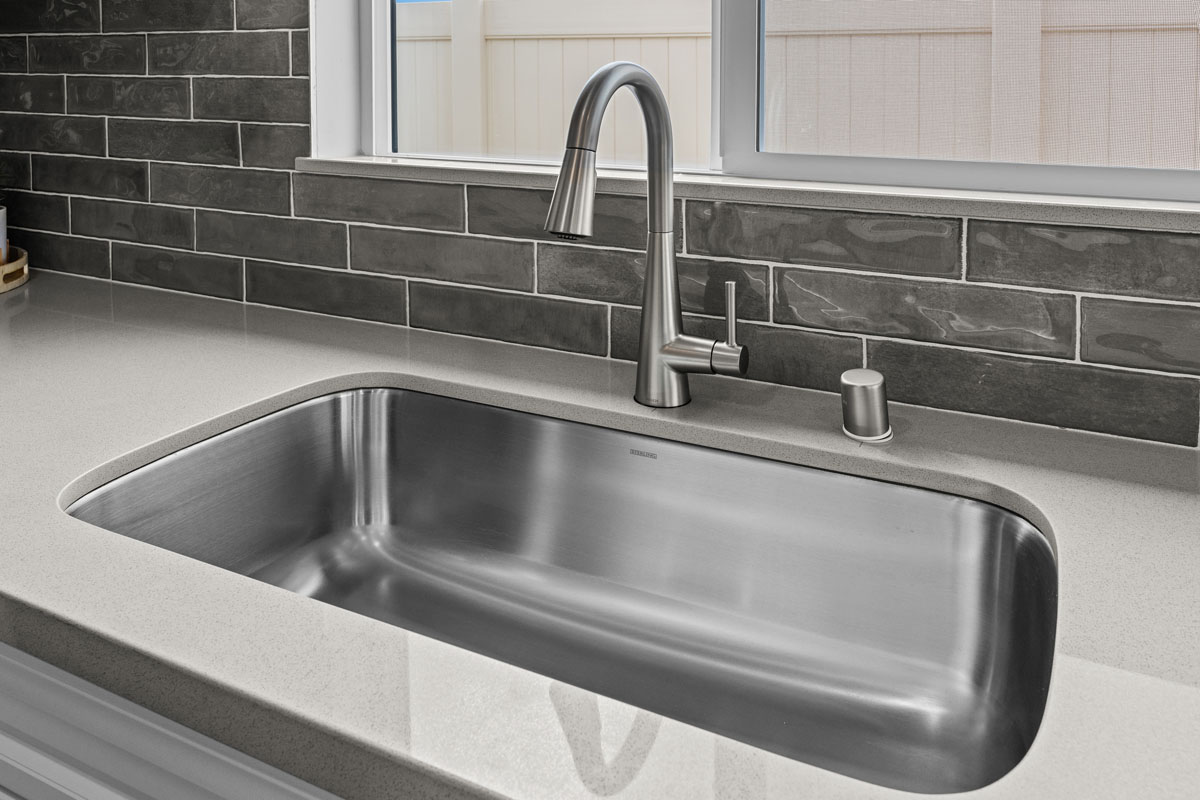 Optional single-basin kitchen sink