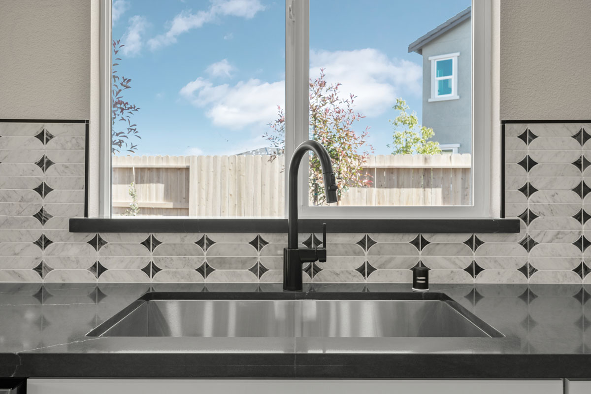 Single-basin undermount sink