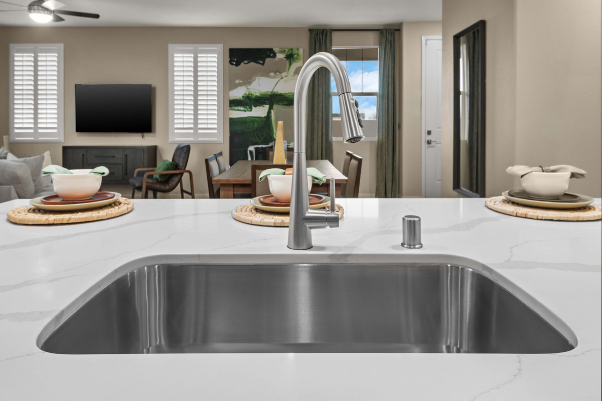 Single-basin stainless steel kitchen sink