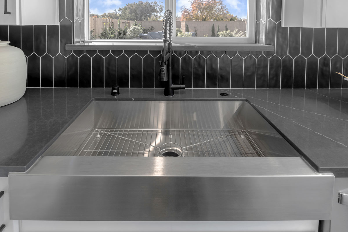 Apron-front undermount sink