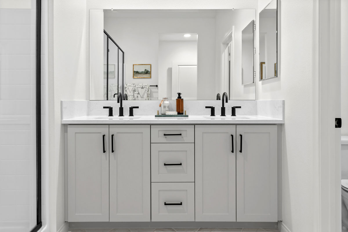 Dual-sink vanity at primary bath