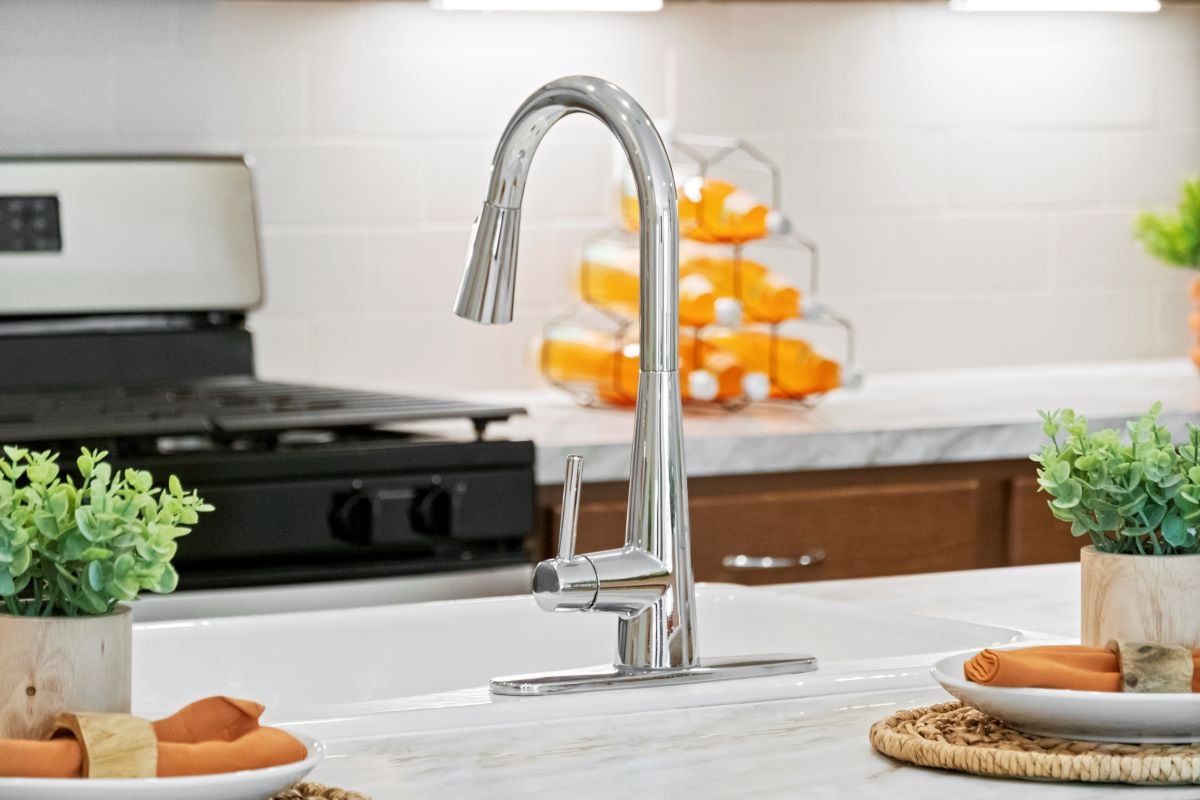 Chrome pulldown faucet