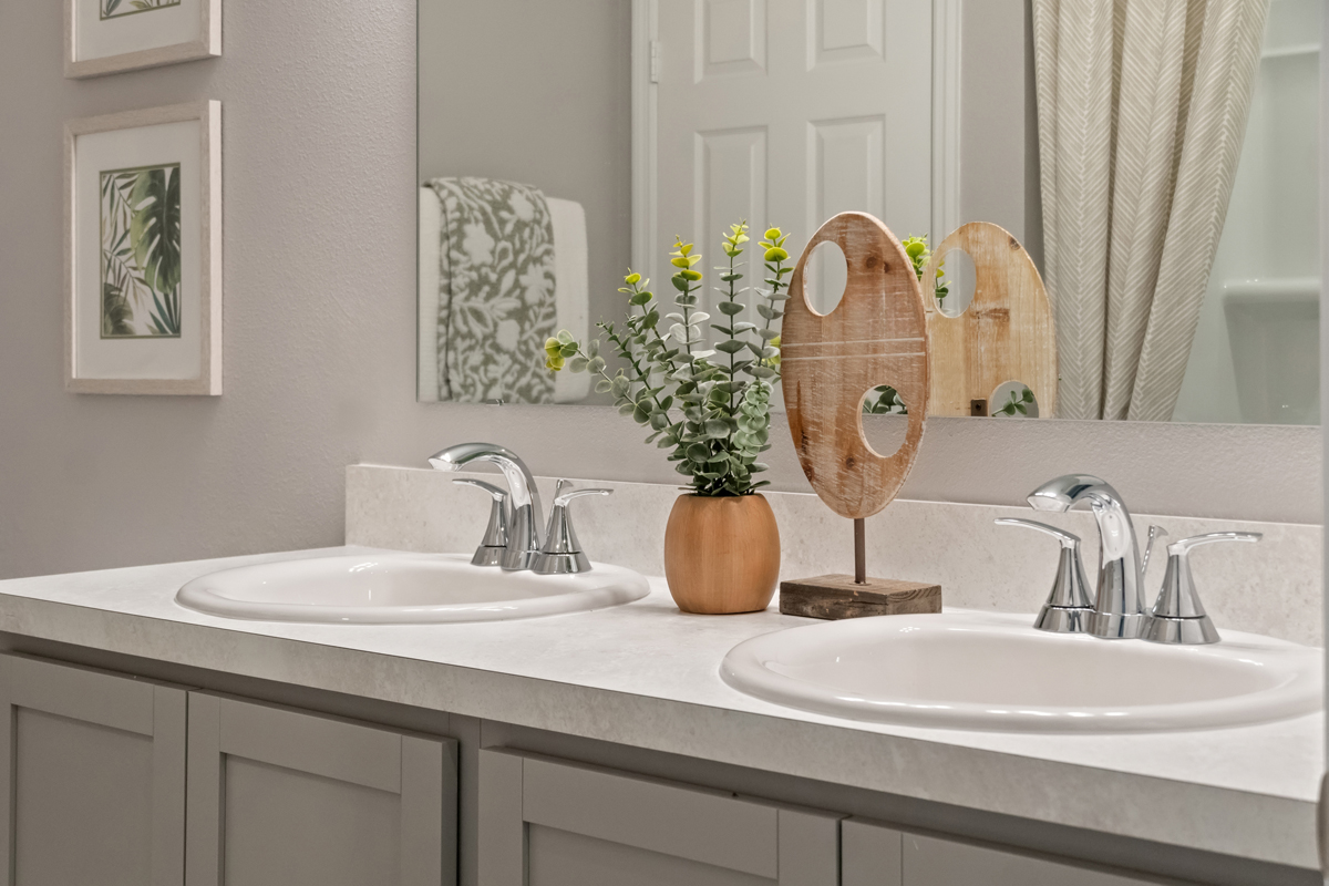 Dual-sink vanity at primary bath