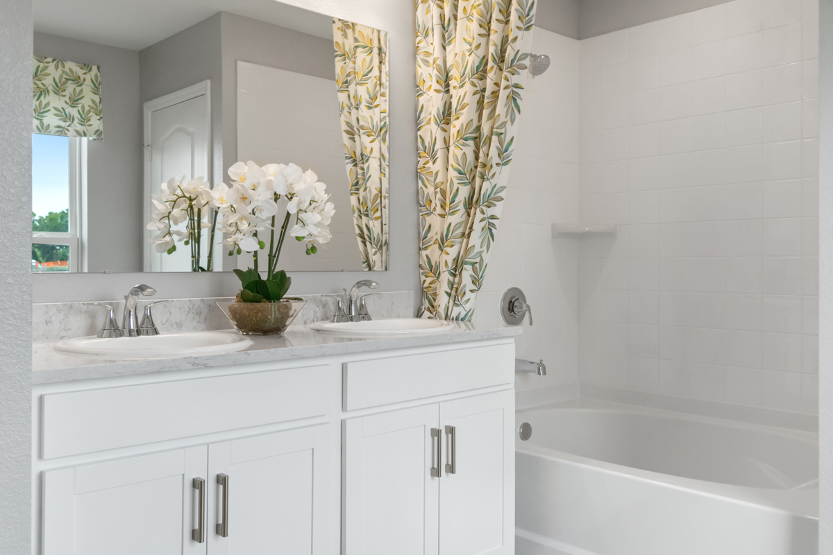 Dual-sink vanity at primary bath