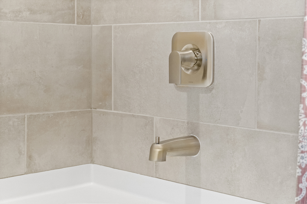 Tile surround at primary bath