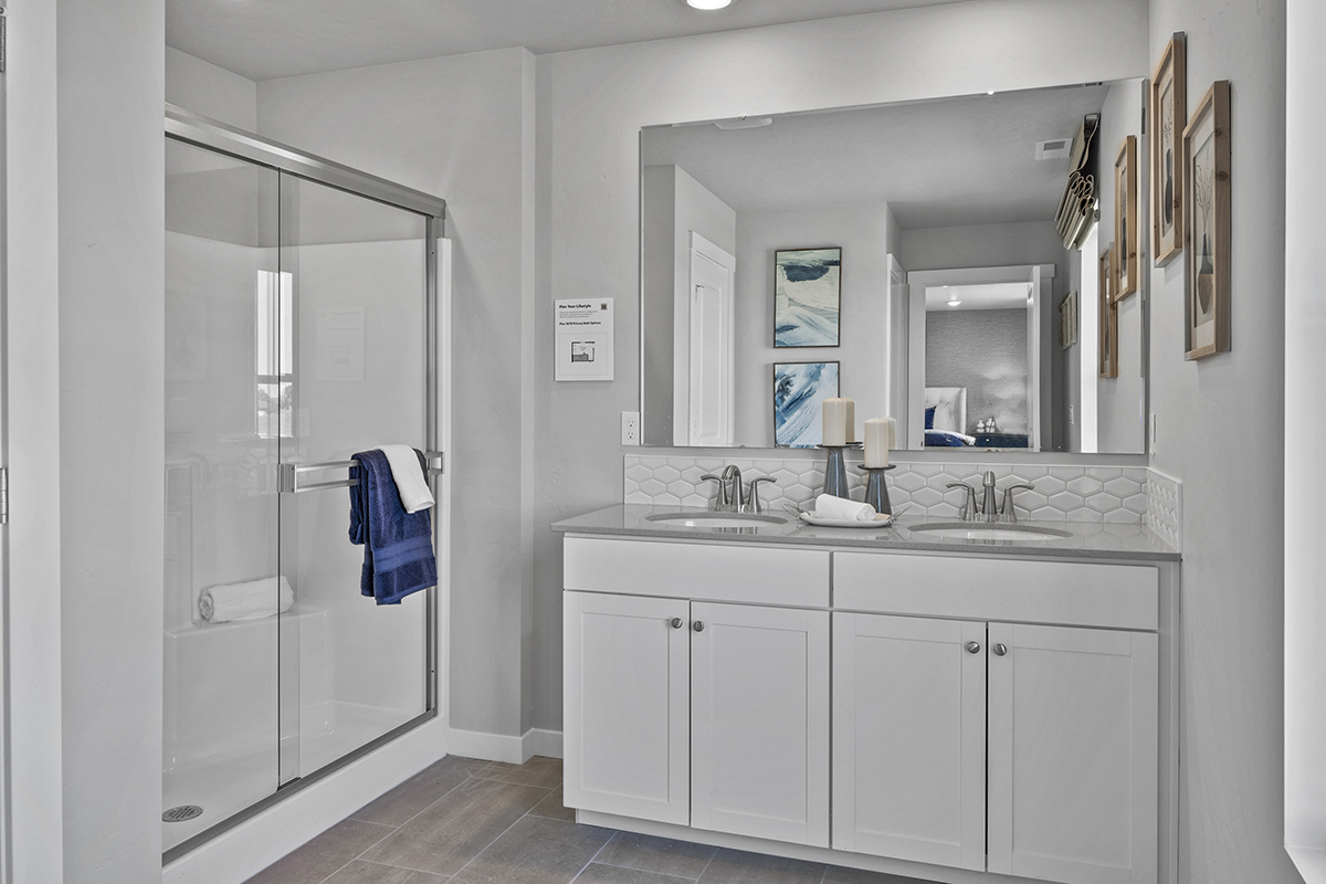 Dual-sink vanity at primary bath