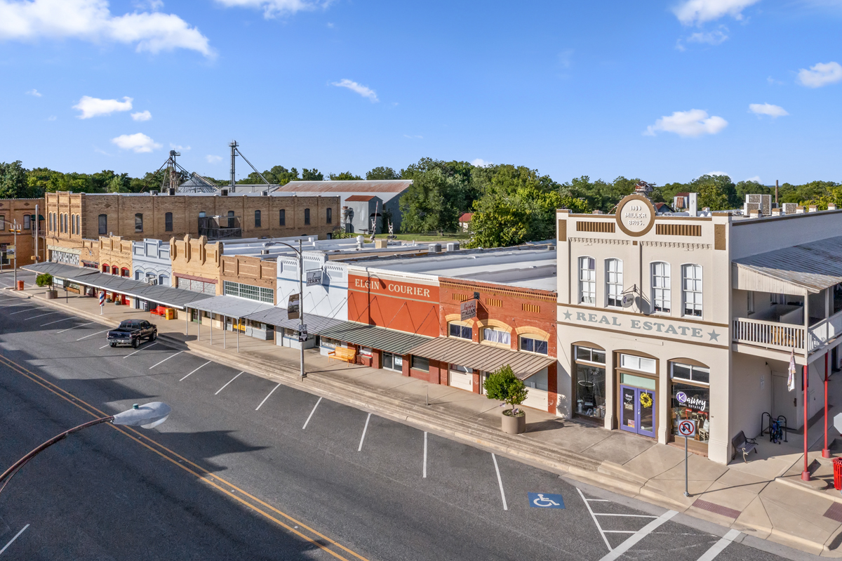 Minutes to downtown Elgin