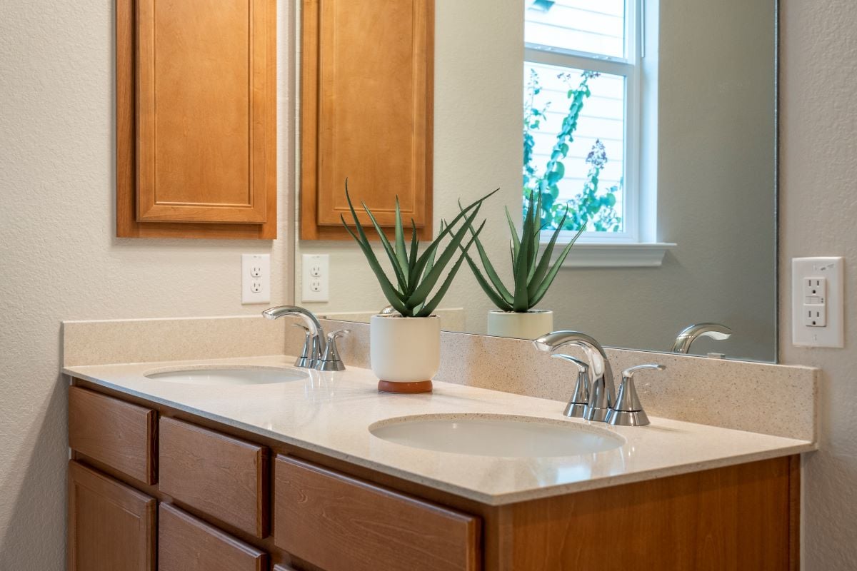 Dual-sink vanity at primary bath