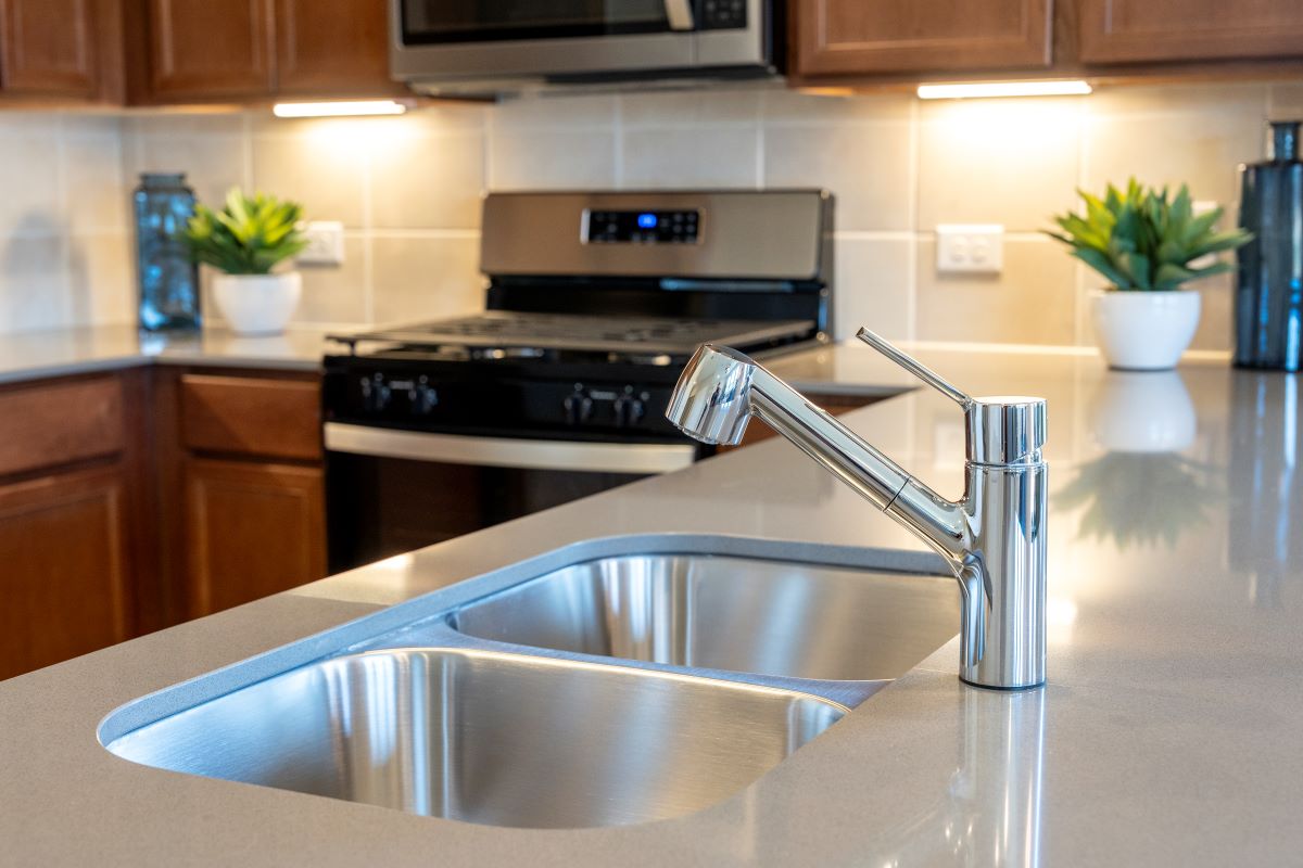 Double-basin kitchen sink