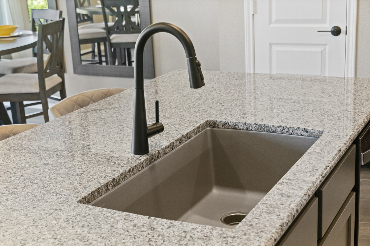 Single-basin kitchen sink