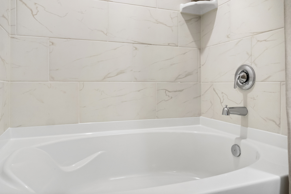 Tub with tile surround at primary bath