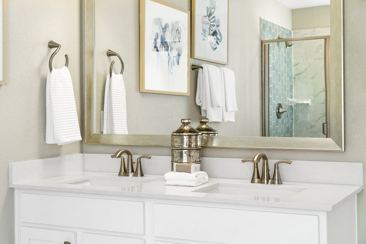 Dual-sink vanity at primary bath