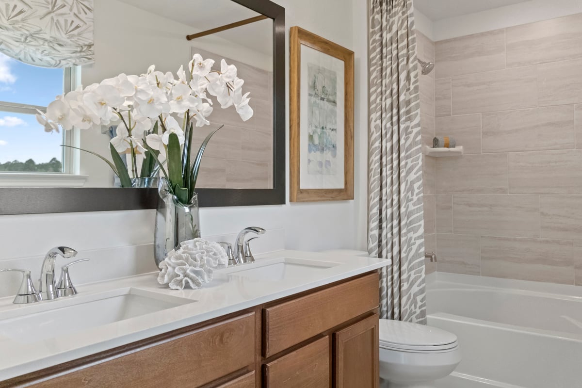 Dual-sink vanity at primary bath