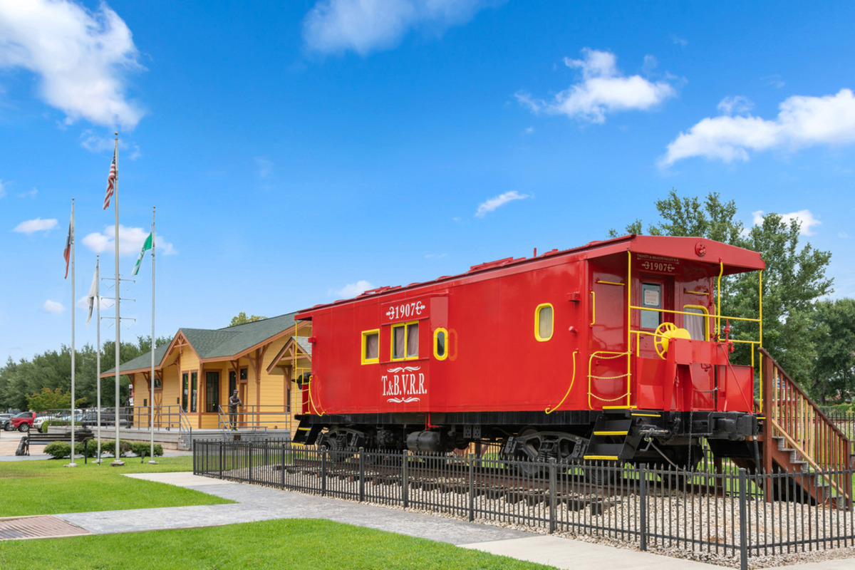 Just minutes to Tomball Railroad Depot 