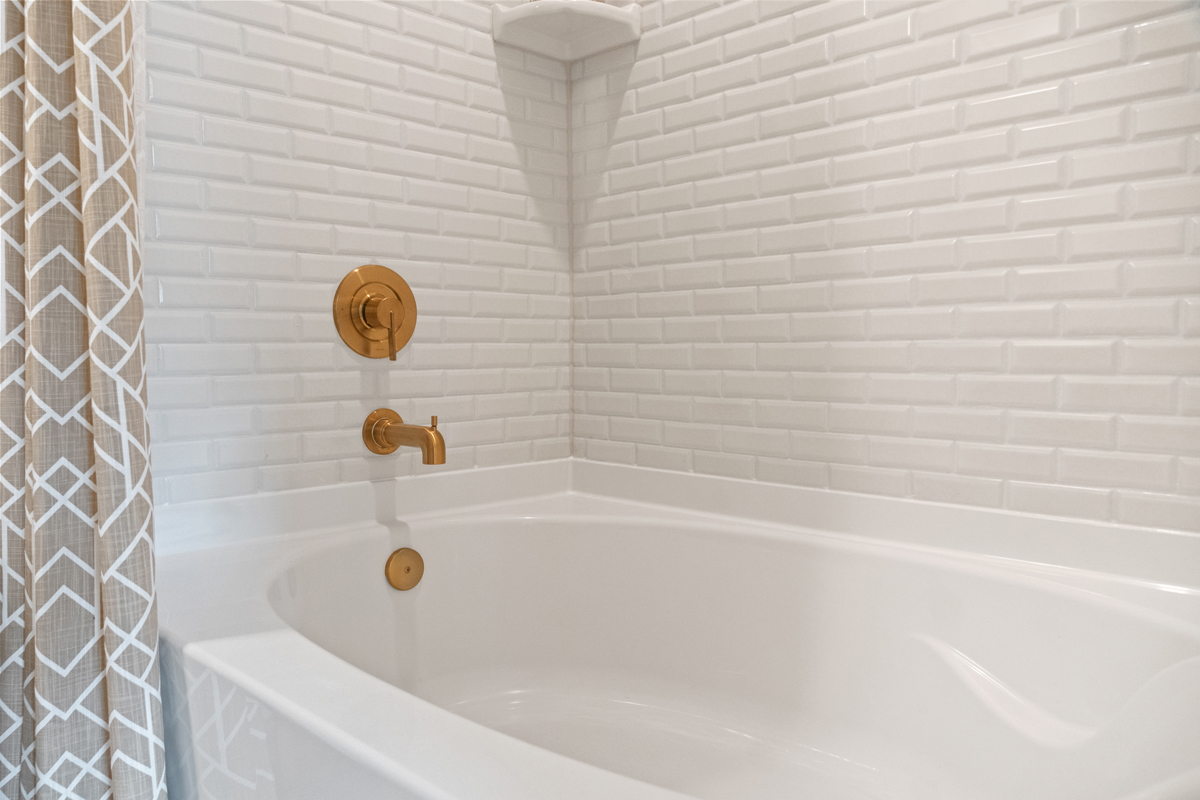 Tub with tile surround at primary bath