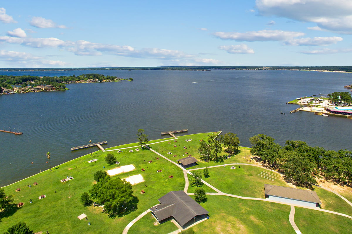 Easy drive to Lake Conroe 