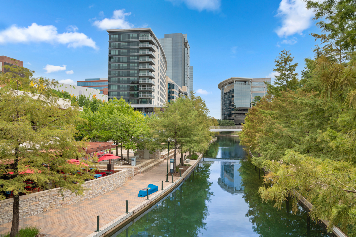 Easy drive to The Woodlands Waterway 