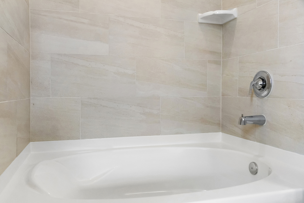 Tub with tile surround at primary bath