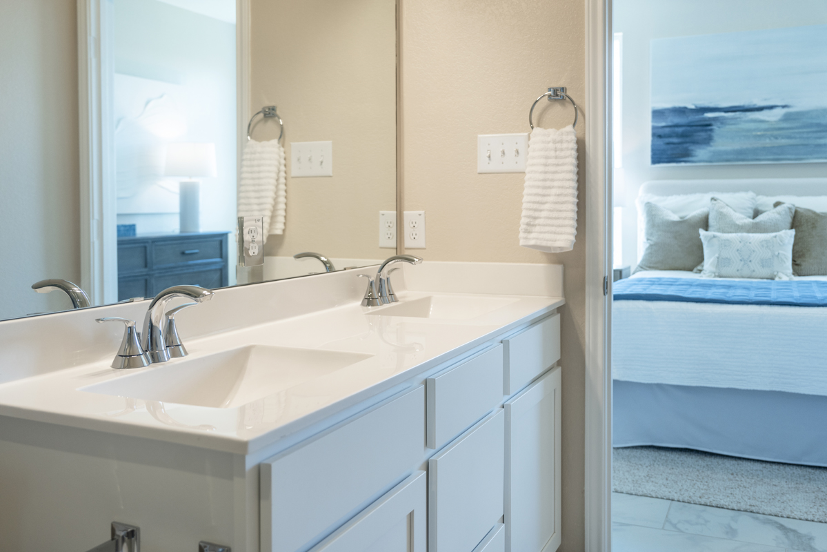 Dual-sink at primary bath