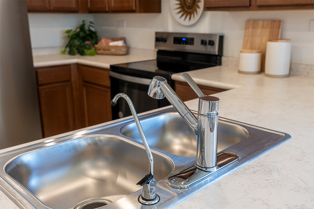 Dual-compartment stainless steel sink