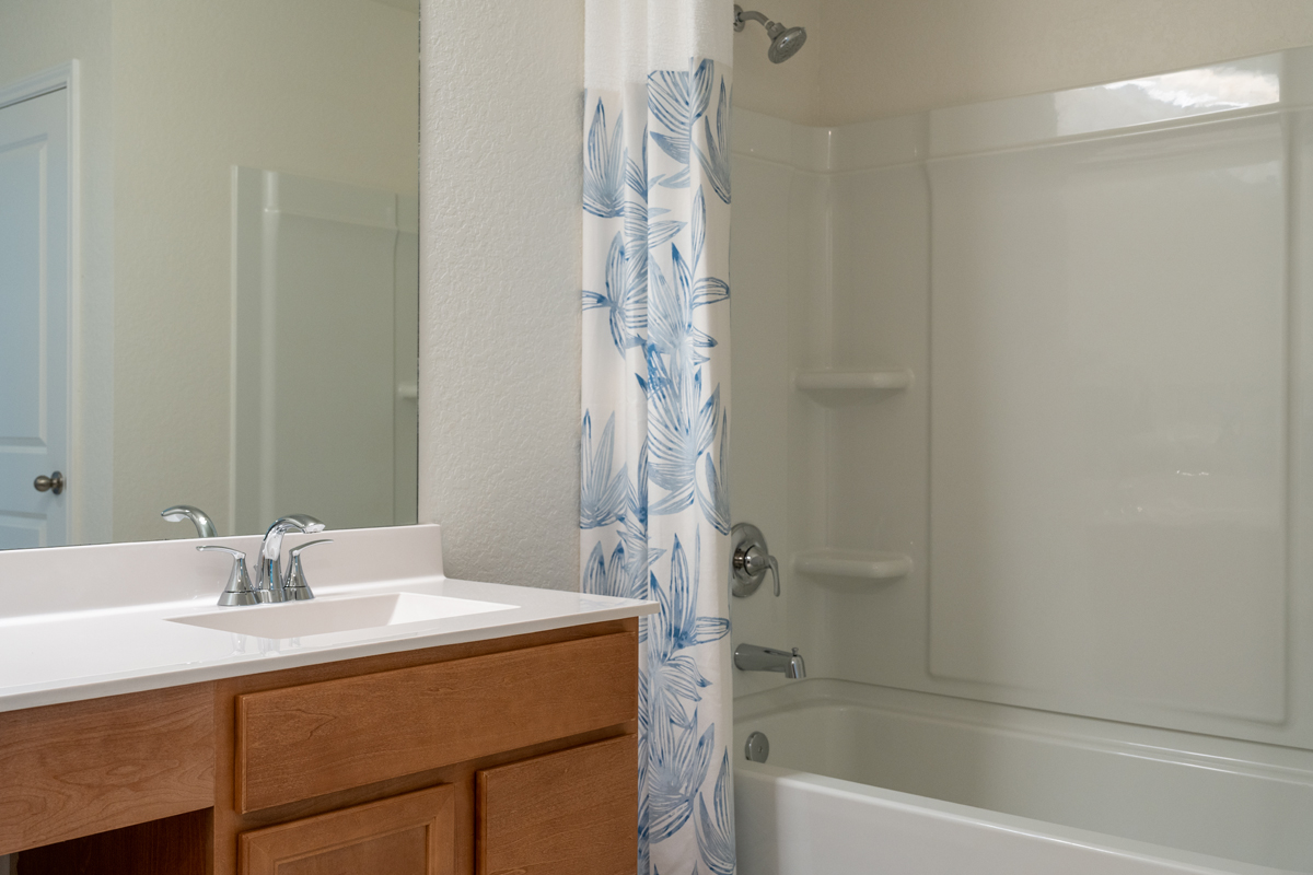 Tub with fiberglass/polyresin surround at primary bath