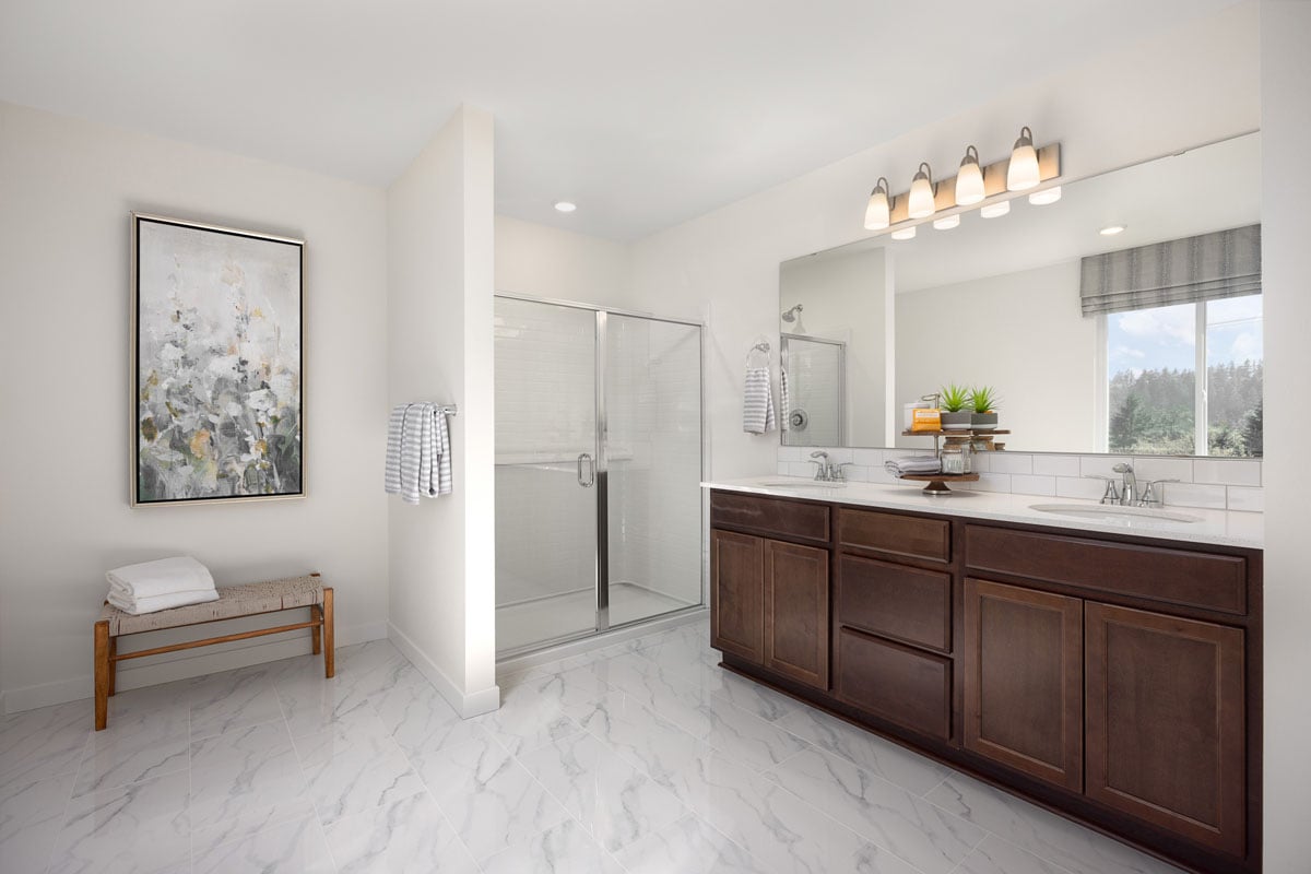 Dual-sink vanity at primary bath