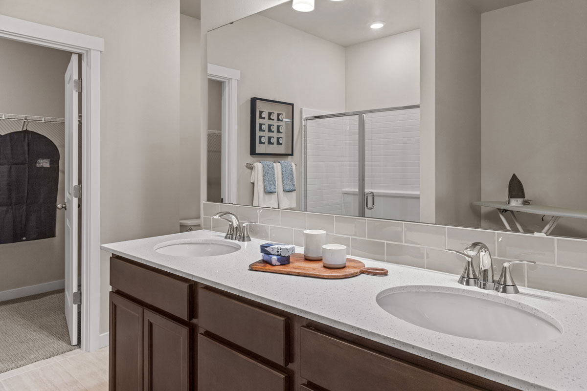 Dual-sink vanity at primary bath