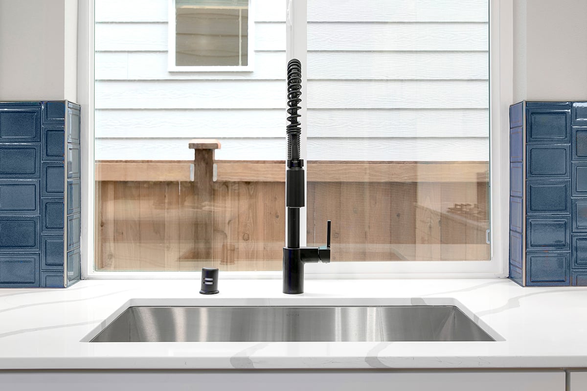 Undermount kitchen sink with pullout faucet